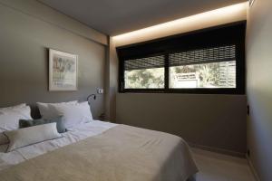 Un dormitorio con una cama grande y una ventana en Sunshine Suite by Athens Riviera Suites, en Saronida