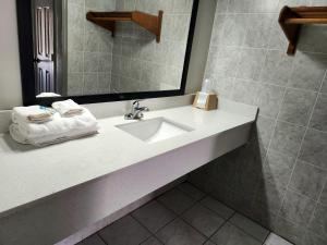 Koupelna v ubytování Days Inn by Wyndham Slidell
