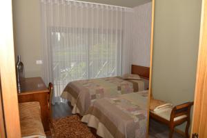 pokój hotelowy z 2 łóżkami i oknem w obiekcie A3J Country House Lagares w mieście Penafiel