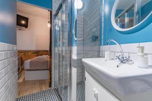 een badkamer met een wastafel en een douche bij El Rastro Historic center in Madrid