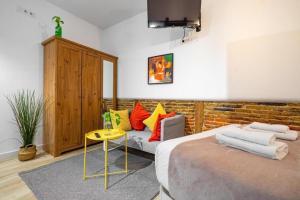 - une chambre avec un lit et des oreillers colorés dans l'établissement El Rastro Historic center, à Madrid