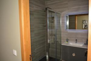 ein Bad mit einer Dusche und einem Waschbecken in der Unterkunft A3J Country House Lagares in Penafiel