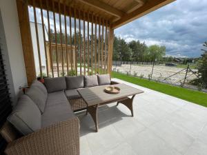 ein Wohnzimmer mit einem Sofa und einem Tisch in der Unterkunft Apartmán 1.C in Šajdíkove Humence