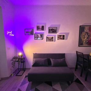 sala de estar con sofá e iluminación púrpura en Moderno Appartamento in Cenisia en Turín