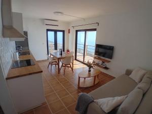 una sala de estar con un sofá y una mesa en Casa Atlante, en Jedey