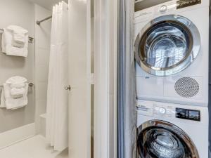 a laundry room with a washer and dryer at The Haywood in Savannah
