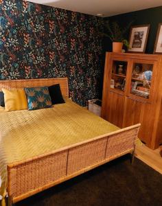 1 dormitorio con 1 cama grande con marco de madera en Camp Warmia, en Stare Kawkowo