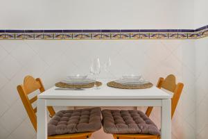 マドリードにあるEl Prado Historic Centerの白いテーブル(椅子付)、ワイングラス