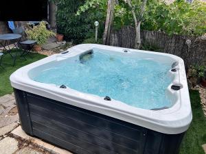 Fotografia z galérie ubytovania Grand et joli studio tout équipé avec jardin et Jacuzzi v destinácii Cuers