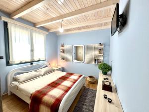 Un dormitorio con una cama y una mesa. en Kounia Bella - Palio Mikro Chorio, en Mikrón Khoríon