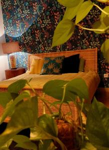 1 dormitorio con 1 cama con pared de flores en Camp Warmia, en Stare Kawkowo