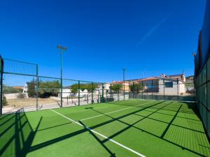 Fotografia z galérie ubytovania Villa con PISTA DE PADEL privada, piscina y Barbacoa, con más de 1800m2 de terreno, Villa Can Ramón v destinácii Papiolet