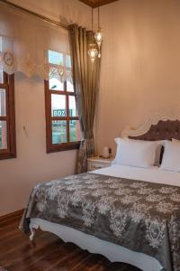 Ένα ή περισσότερα κρεβάτια σε δωμάτιο στο Ömer Çakiroğlu Konağı