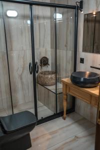 W łazience znajduje się umywalka i przeszklony prysznic. w obiekcie Ömer Çakiroğlu Konağı w mieście Sürmene