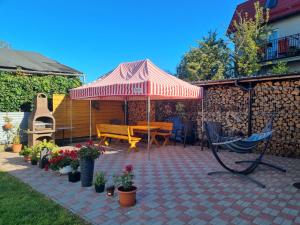 a patio with an umbrella and a table and chairs at Apartament in Mrzeżyno