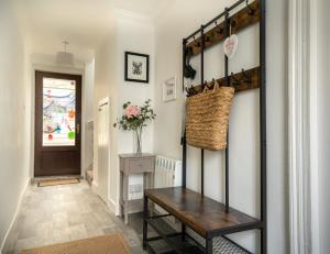 - un couloir avec une table en bois dans l'établissement The Portpatrick Pad - A cosy 3 bed cottage, w. sea views & garden office, à Portpatrick