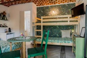 Pokój ze stołem i łóżkiem piętrowym w obiekcie Il Martinetto Bed & Breakfast w mieście Cantarana