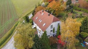una vista aérea de una casa grande con techo rojo en Apartmenthaus Oberndorf, 