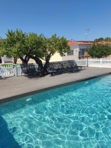 Fotografia z galérie ubytovania Villa con PISTA DE PADEL privada, piscina y Barbacoa, con más de 1800m2 de terreno, Villa Can Ramón v destinácii Papiolet