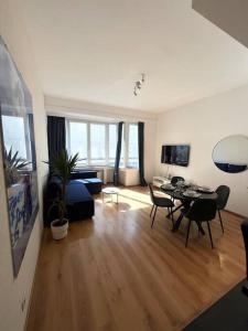 Una sala de estar con una mesa y sillas en una habitación. en Amazing flat-Center of Brussels, en Bruselas