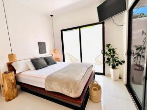 1 dormitorio con cama y ventana grande en Apartamento de 2 Habitaciones con Piscina, en Santa Teresa Beach