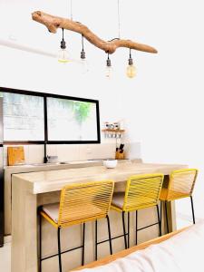 a kitchen with a table and four chairs at Apartamento de 2 Habitaciones con Piscina in Santa Teresa Beach