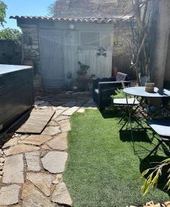 Vonkajšia záhrada v ubytovaní Grand et joli studio tout équipé avec jardin et Jacuzzi