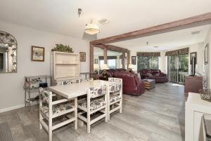 Una cocina y una sala de estar con mesa y sillas. en Stoneridge 3BR Standard Condo, sleeps 8! condo, en Champion