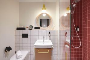 e bagno con lavandino, servizi igienici e doccia. di Basecamp Hotel Dortmund a Dortmund