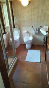 a bathroom with a toilet and a bidet and a sink at Il Giardino di Giò in Iglesias
