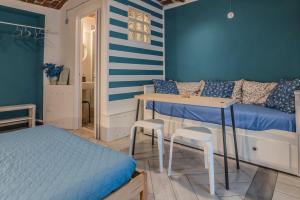 um quarto com uma cama, uma mesa e bancos em Il Martinetto Bed & Breakfast em Cantarana