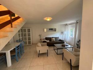 una sala de estar con un sofá y una mesa en Casa Blanca, Biograd na Moru, en Biograd na Moru