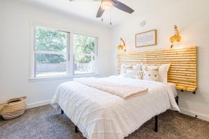 Un dormitorio blanco con una cama grande y una ventana en Living in a Greenhouse - City Retreat - 3BR with 70 inches TV, en Farmers Branch