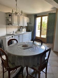Kuchyňa alebo kuchynka v ubytovaní Grand et joli studio tout équipé avec jardin et Jacuzzi