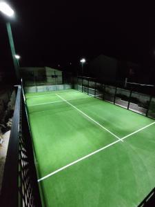 Tennistä tai squashia majoituspaikan Villa con PISTA DE PADEL privada, piscina y Barbacoa, con más de 1800m2 de terreno, Villa Can Ramón alueella tai lähistöllä