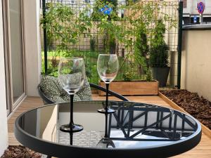 twee wijnglazen op een tafel op een patio bij Apartament Patio Vita -garaż podziemny, taras,wejście klamka kod,centrum in Kielce