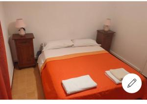 - une petite chambre avec un lit et 2 tables de chevet dans l'établissement Casa vacanze Arianna, à Giardini Naxos