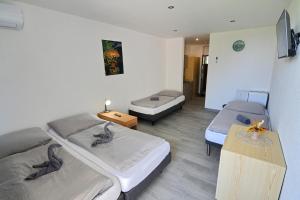 Zimmer mit 2 Betten und einem Tisch in der Unterkunft Chata na Zemplinskej Širave až pre 40 ľudí in Kaluža
