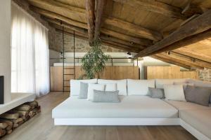 La RocaCabana La Roca的配有木制天花板的白色沙发