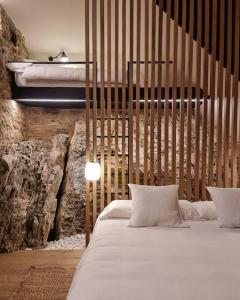 Schlafzimmer mit einem Bett und einer Badewanne in der Unterkunft Cabana La Roca in La Roca