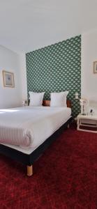 Postel nebo postele na pokoji v ubytování Brit Hotel Essentiel Pontivy Robic