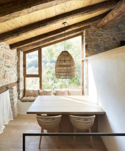 ein Esszimmer mit einem Tisch und einem Fenster in der Unterkunft Cabana La Roca in La Roca
