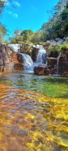 グアペにあるParaiso na beira de cachoeiras Canyons Capitólio MGの水の横の滝絵