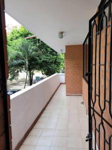 Une porte ouverte s'ouvre sur un balcon avec un mur en briques. dans l'établissement Apartamento con encanto Laureles UPB, à Medellín 13 autres photos