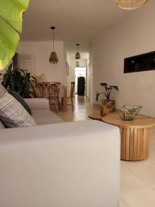 un salon avec un canapé et une table dans l'établissement Apartamento con encanto Laureles UPB, à Medellín