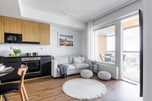 cocina y sala de estar con sofá y mesa en Tower Cabin, en Tampere