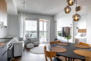 cocina y sala de estar con mesa y sillas en Tower Cabin, en Tampere