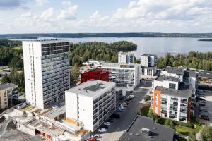 una vista aérea de una ciudad con un cuerpo de agua en Tower Cabin, en Tampere