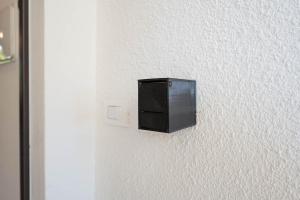 een zwarte tv op een witte muur bij LatoMare - VIBRA in Martinsicuro