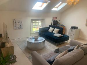 a living room with a couch and a coffee table at Top Floor. Top Notch. Tranquil Treat. Stone's throw from Thames. in Maidenhead